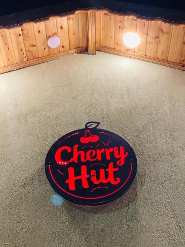 En logo, et sertifikat eller et firmaskilt på Cherry farm