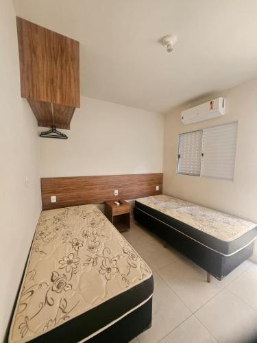 two beds in a room with two beds sidx sidx sidx at Casa do Weber, Jardim Acacias in São João Batista do Glória