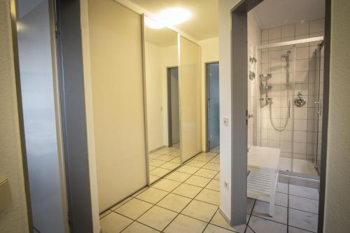 Ένα μπάνιο στο Wohnung In Reckenfeld Mit Eigener Terrasse