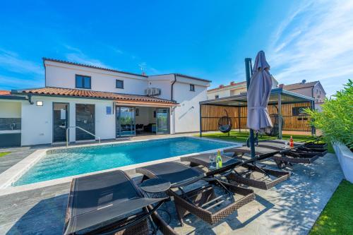 4 Sz Mit Bad En Suite Pool Und Sommerküche