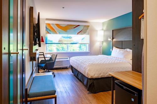 Postel nebo postele na pokoji v ubytování Tru By Hilton Kalamazoo