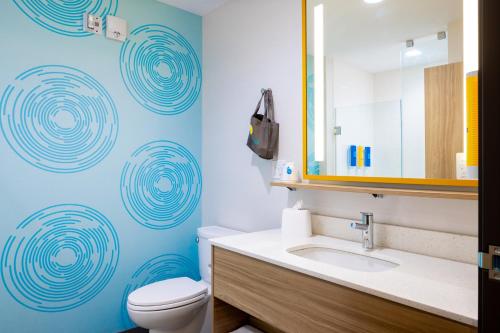 Koupelna v ubytování Tru By Hilton Kalamazoo