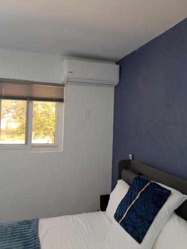 En eller flere senge i et værelse på Small's Cozy Rest 6 Efficiency