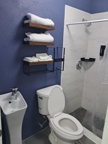 Ένα μπάνιο στο Small's Cozy Rest 6 Efficiency