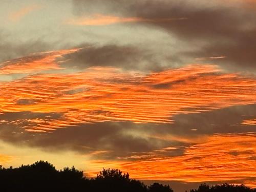 Η ανατολή ή δύση του ηλίου όπως φαίνεται από οργανωμένο κάμπινγκ ή από εκεί κοντά