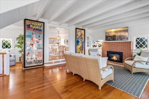 Χώρος καθιστικού στο 3987 Lovers Point Whitewater Cottage home