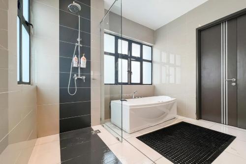 ein Badezimmer mit Badewanne und Dusche in der Unterkunft Luxury Villa Kristal Seksyen 7, Shah Alam - Smarthome in Shah Alam