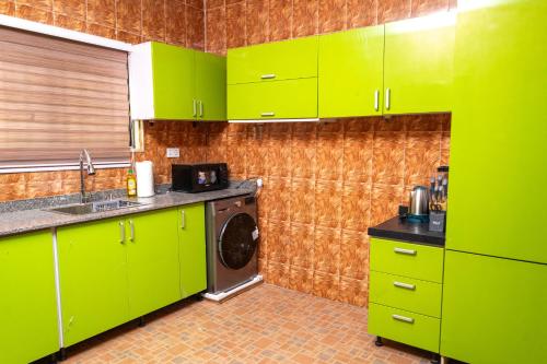 Η κουζίνα ή μικρή κουζίνα στο Ceasar Apartments