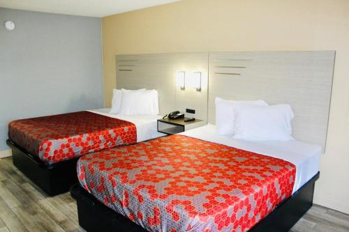 Postel nebo postele na pokoji v ubytování Milan inn & Suites