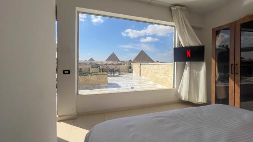 Ένα ή περισσότερα κρεβάτια σε δωμάτιο στο Point Pyramids View