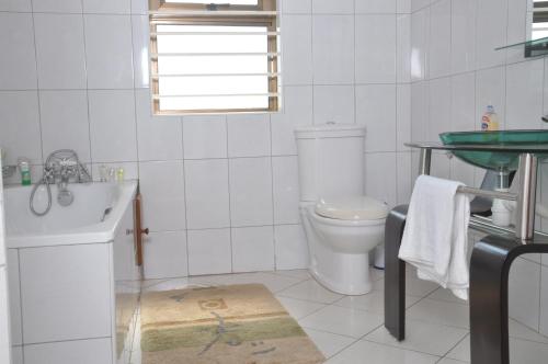 Koupelna v ubytování Calm Suites Kampala