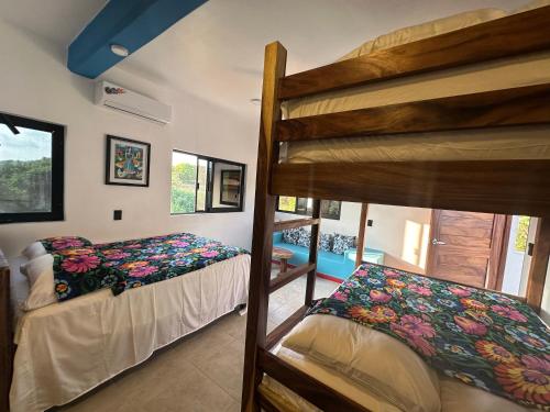 ein Schlafzimmer mit zwei Etagenbetten in einem Haus in der Unterkunft Beachfront Paradise Boutique Hotel - Sky Room in Playa Agua Blanca