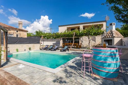 une villa avec piscine et une maison dans l'établissement Schönes Ferienhaus In Modrusani Mit Großem Garten, à Žminj