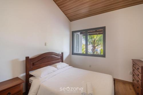 une chambre avec un lit et une fenêtre dans l'établissement Casa em Cabo Frio a 200m da praia ADP001, à Peró
