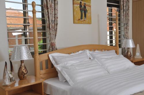 Postel nebo postele na pokoji v ubytování Calm Suites Kampala