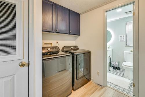 Kuchyň nebo kuchyňský kout v ubytování Boaters Paradise on Lake Norman with Private Dock!