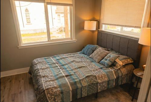 une chambre avec un lit et une fenêtre dans l'établissement Urban Haven in Oakland with Easy Transit, à Oakland