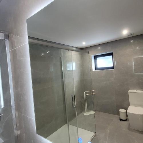 a bathroom with a shower and a toilet at Gerescasadapraia in Geres