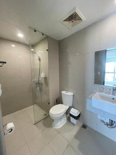 ein Badezimmer mit Toilette, Dusche und Waschbecken in der Unterkunft 95 Sqm Flawless Seaview Luxurious Modern 2 Bedrooms Facing Manila Bay Sunset, Airports, Okada, Solaire, MOA with free parking in Manila