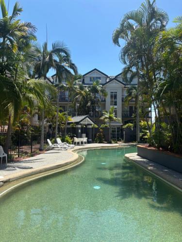 Bazén v ubytování Waterfront Private Room in Labrador nebo v jeho okolí