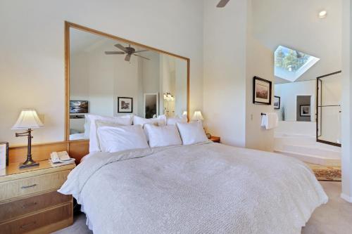 ein Schlafzimmer mit einem großen Bett und einem großen Spiegel in der Unterkunft River Ridge 426A - Meredith Lodging in Bend