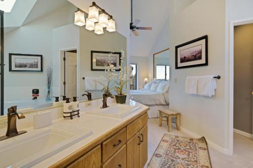 ein Badezimmer mit zwei Waschbecken und einem großen Spiegel in der Unterkunft River Ridge 426A - Meredith Lodging in Bend