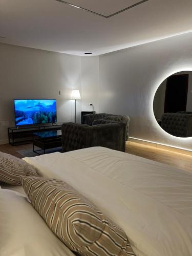 Кровать или кровати в номере استديو النورس 1 -بتصميم عصري بـ دخول ذاتي