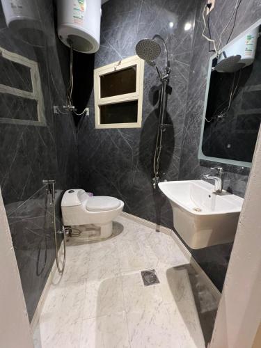 Ванная комната в استديو النورس 1 -بتصميم عصري بـ دخول ذاتي