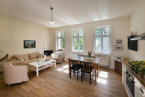 NeuenkirchenWohnung Im Erdgeschoss Des Gutshauses的客厅里有一张沙发和一张桌子。