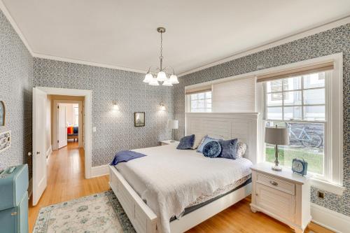 a bedroom with a bed and a window at 1 Mi to Pendleton Round-Up Historic Elnor Home in Pendleton