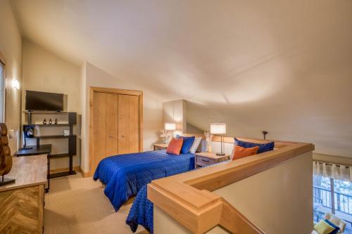 Postel nebo postele na pokoji v ubytování Ski House 235 - Bend Comfy Condo