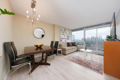 Χώρος καθιστικού στο Modern Condo in Central Location with Pool Sauna & Jacuzzi