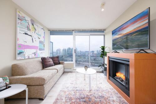 Μια τηλεόραση ή/και κέντρο ψυχαγωγίας στο Modern Condo in Central Location with Pool Sauna & Jacuzzi