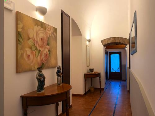 un couloir orné d'une peinture de fleurs sur le mur dans l'établissement Agriturismo Il Sole e Il sale, à Acireale