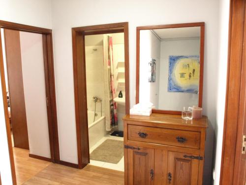 a bathroom with a wooden dresser and a mirror at EPS53 T1,luminoso apartamento, 800m praia Apulia in Apúlia