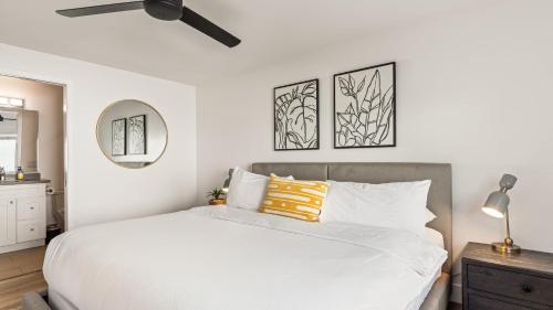 圣克莱门特Walk to Beach Hot Tub Oceanview Deck 259 Trailhead Trestles 2 by AvantStay的卧室配有白色的床和吊扇