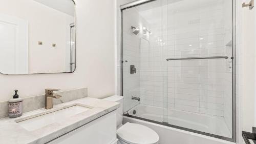 圣克莱门特Steps to Beach Hot Tub Private Patio 259 Trailhead Trestles 3 by AvantStay的带淋浴、马桶和水槽的浴室