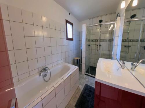 Ένα μπάνιο στο Relaxing Retreat Near Minerve