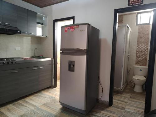 Acogedor Apto en el Rodadero في Gaira: مطبخ فيه ثلاجة ودورة مياه