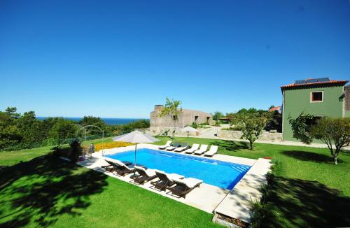 une image d'une piscine dans une cour dans l'établissement Casa Da Padeira, à Afife
