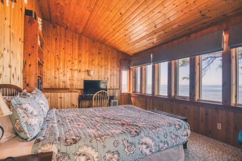 ヴァルドポートにあるHistoric Dowd Houseの木製の壁の部屋にあるベッドのある寝室