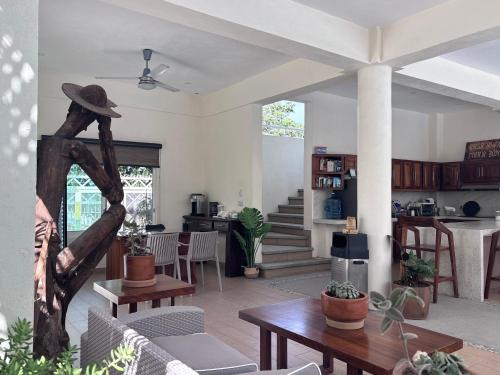 un salon avec une table sur laquelle se trouve un chapeau dans l'établissement Casa Boutique Maria Bonita, à La Manzanilla