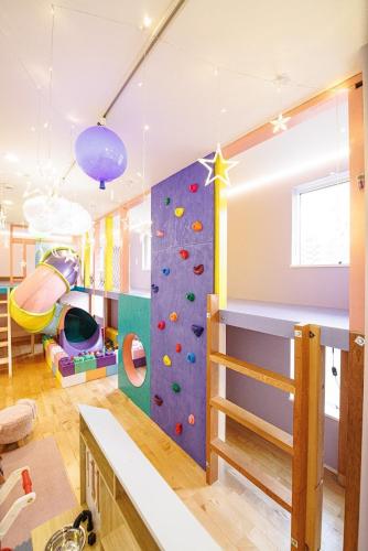 a kids room with a rock climbing wall at KOTOVilla JR琴平駅近く丸々貸切一棟室内アスレチック in Kotohira