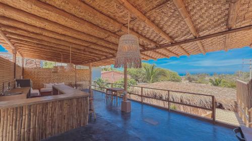 um bar ao ar livre com vista para o oceano em Kinti Coliving Mancora em Máncora