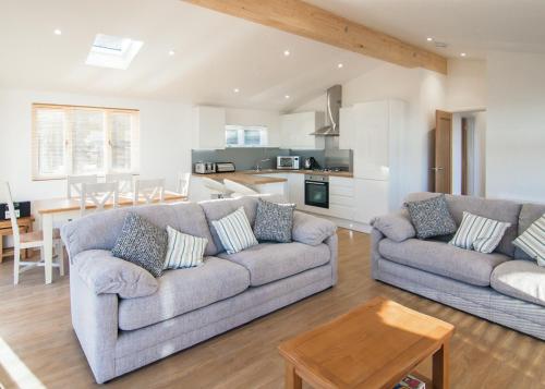 PorkellisCaddys Corner Lodges的带两张沙发的客厅和厨房