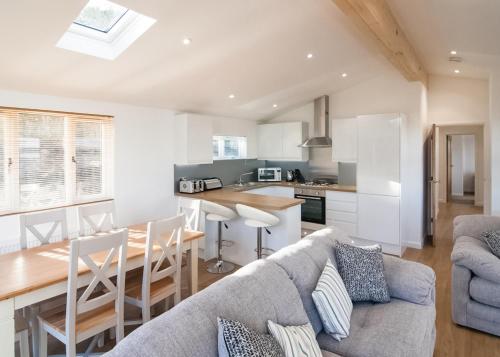 PorkellisCaddys Corner Lodges的配有沙发和桌子的厨房和客厅