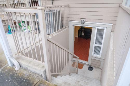 Φωτογραφία από το άλμπουμ του Guesthouse with Private Entrance In Quiet Neighbourhood στο Βανκούβερ