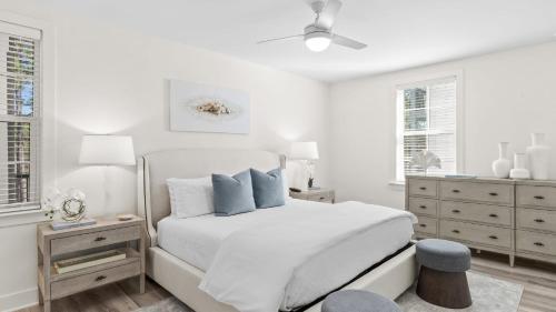 Ένα ή περισσότερα κρεβάτια σε δωμάτιο στο Bright 30A Two-Suite Condo — Balcony Views Pool Hot Tub Near Gulf Place Emerald Oasis by AvantStay