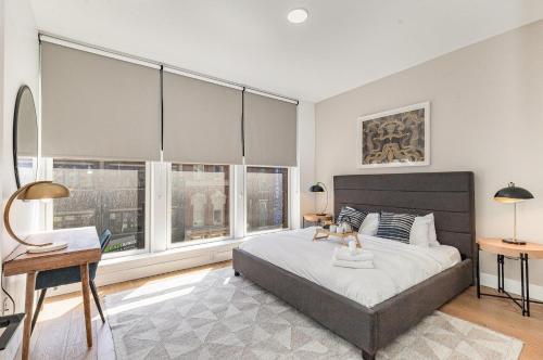 Un dormitorio con una cama grande y grandes ventanales. en The Saddlery - Encore - 1 Block to Broadway, en Nashville