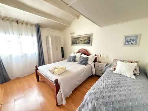 une chambre avec deux lits et une fenêtre dans l'établissement Alquiler en el CENTRO Luz, à Río Gallegos